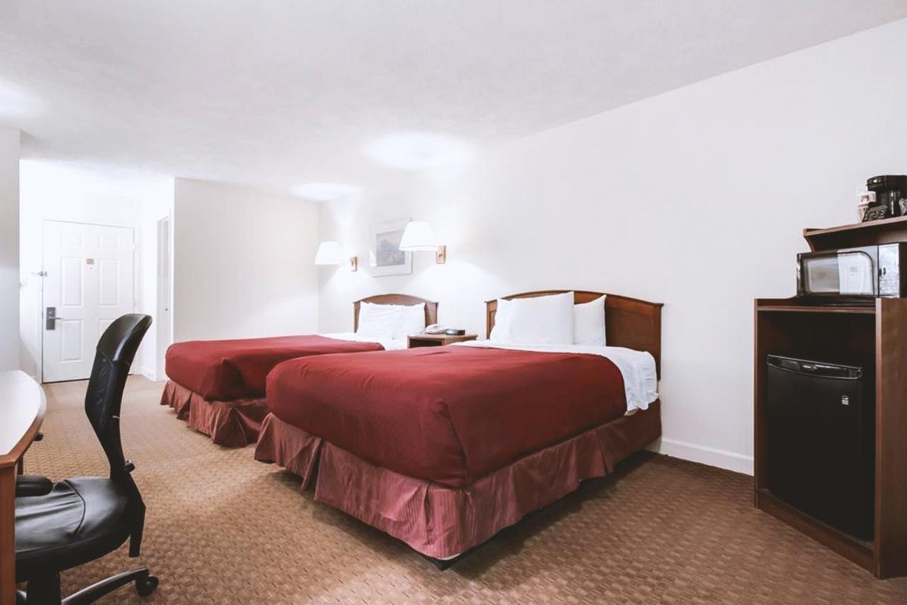 Sky-Palace Inn & Suites Маккук Екстериор снимка