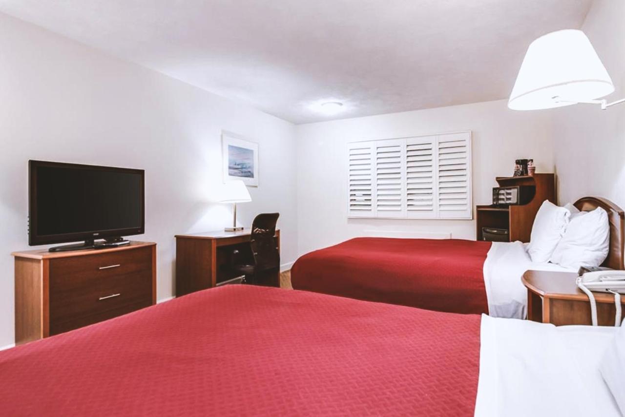 Sky-Palace Inn & Suites Маккук Екстериор снимка