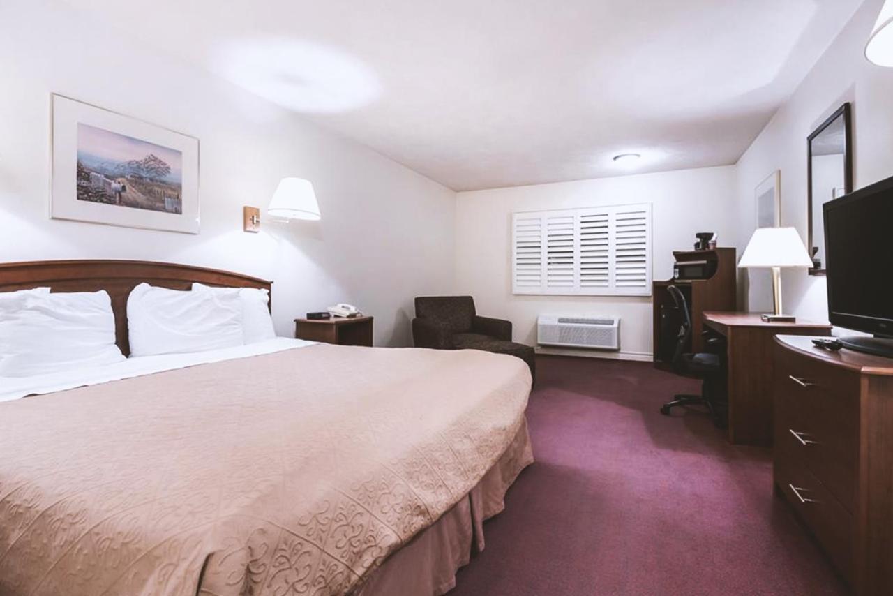 Sky-Palace Inn & Suites Маккук Екстериор снимка