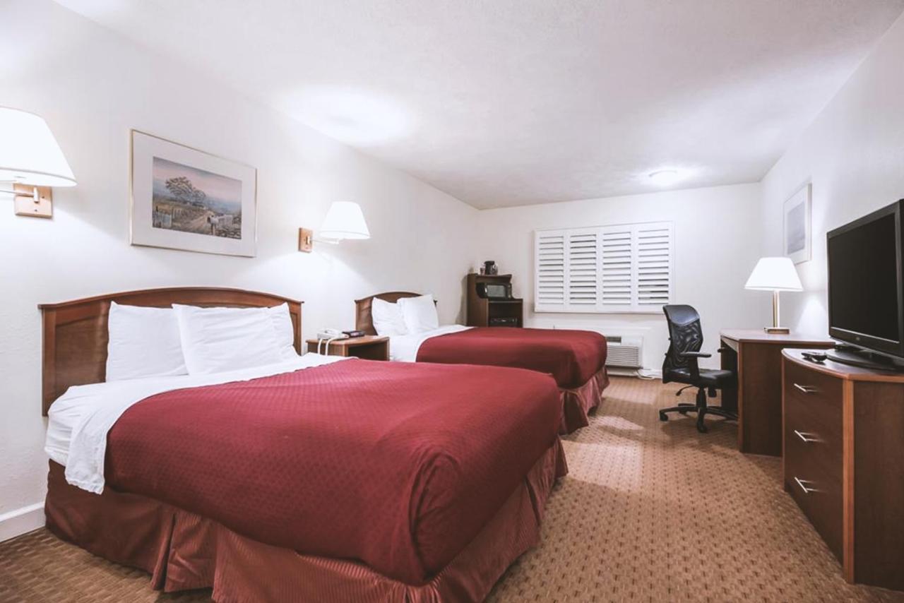 Sky-Palace Inn & Suites Маккук Екстериор снимка