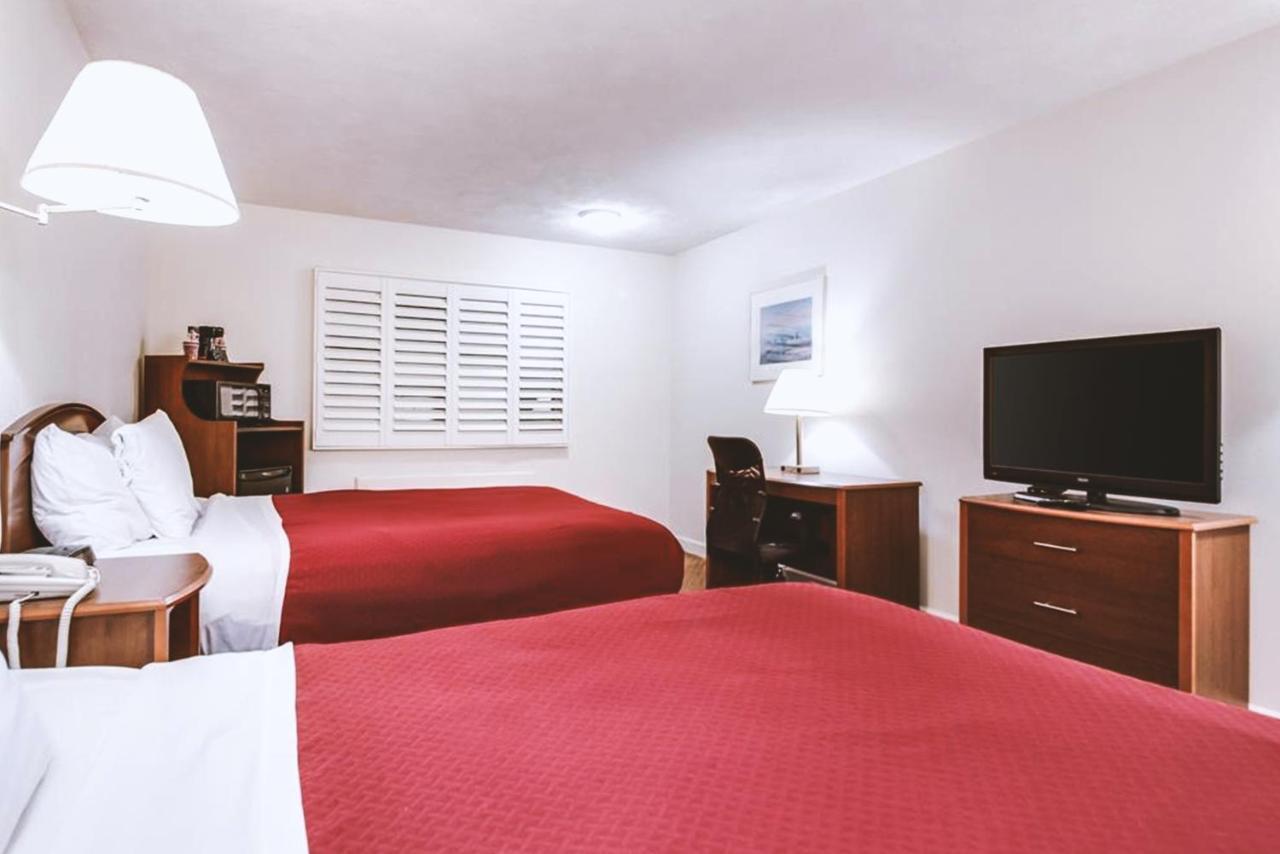 Sky-Palace Inn & Suites Маккук Екстериор снимка