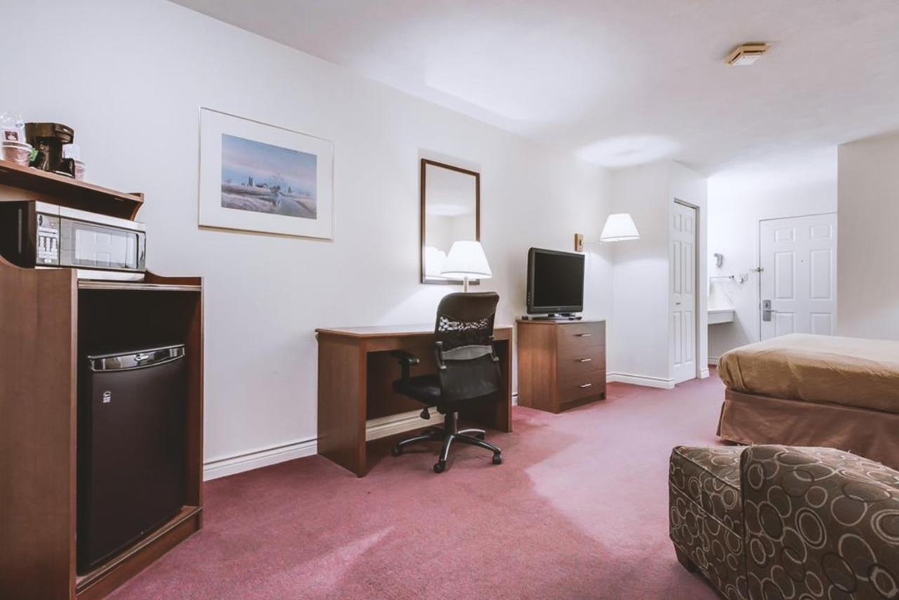 Sky-Palace Inn & Suites Маккук Екстериор снимка