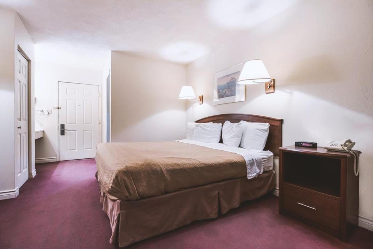 Sky-Palace Inn & Suites Маккук Екстериор снимка